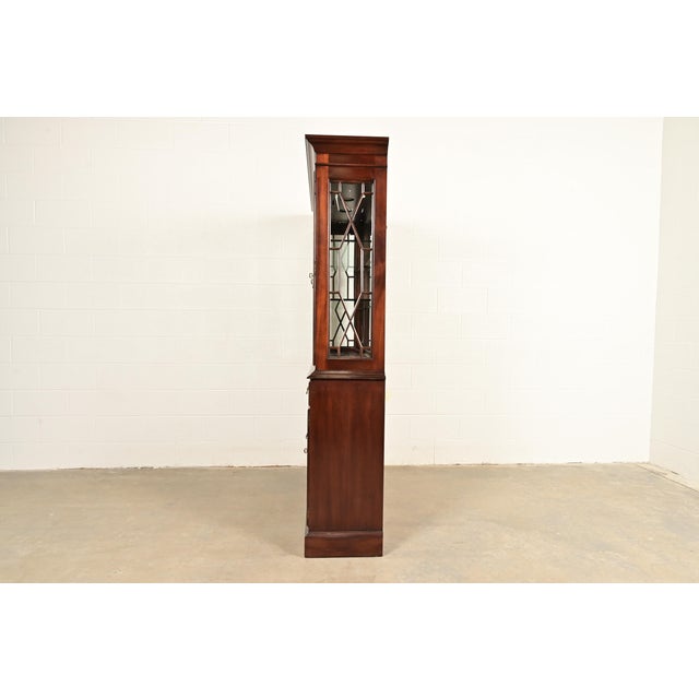 Ethan Allen Knob Creek Georgian Carved Mahogany Lighted Breakfront Bookcase Cabinet For Sale - Image 15 of 18