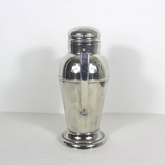 Benedict Silver Co. Vintage Benedict Silver Co. Art Deco Silver Plated Cocktail Shaker With Handle and Spout For Sale - Image 4 of 13