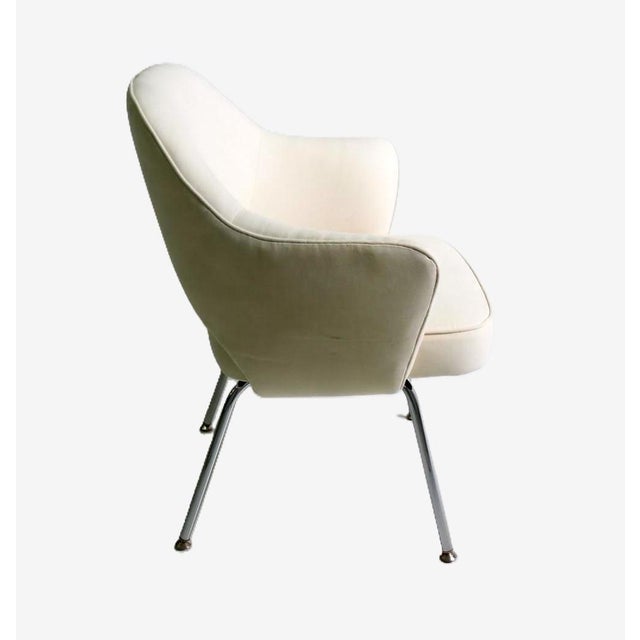 A 1980's white Executive Armchair designed by Eero Saarinen for Knoll. The chair was recently reupholstered in ultra...