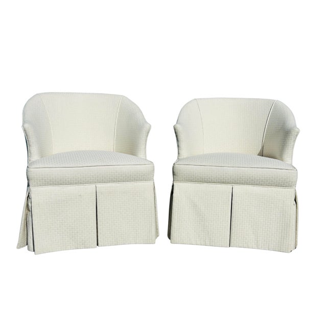 Vintage Pair of Skirted Barrel Club Chairs With Casters – Transitional Upholstered Accent Chairs in Neutral Textured Fabric For Sale - Image 6 of 15