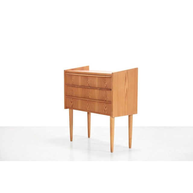 Beautiful Danish design chest of drawers with 3 drawers. Special edition in pine veneer with solid pine handles that run...