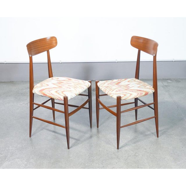 Pair of italian-designed chairs from the 1940s, made of solid wood. origin italy period the design of the chairs is...