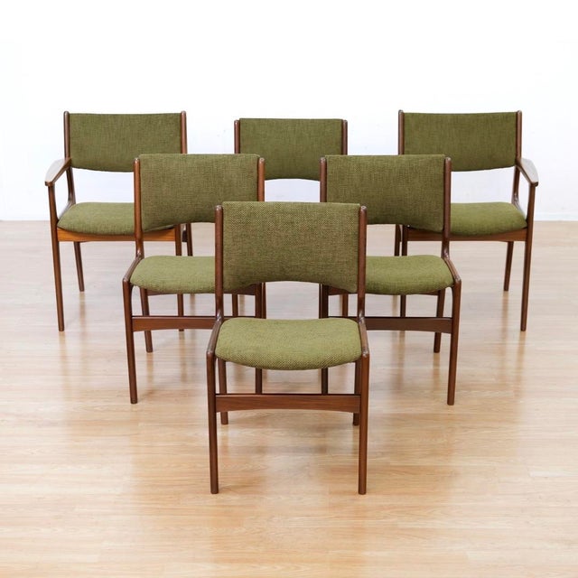 Crafted by renowned Danish maker Dyrlund, this set of six teak dining chairs showcases the clean lines and exceptional...
