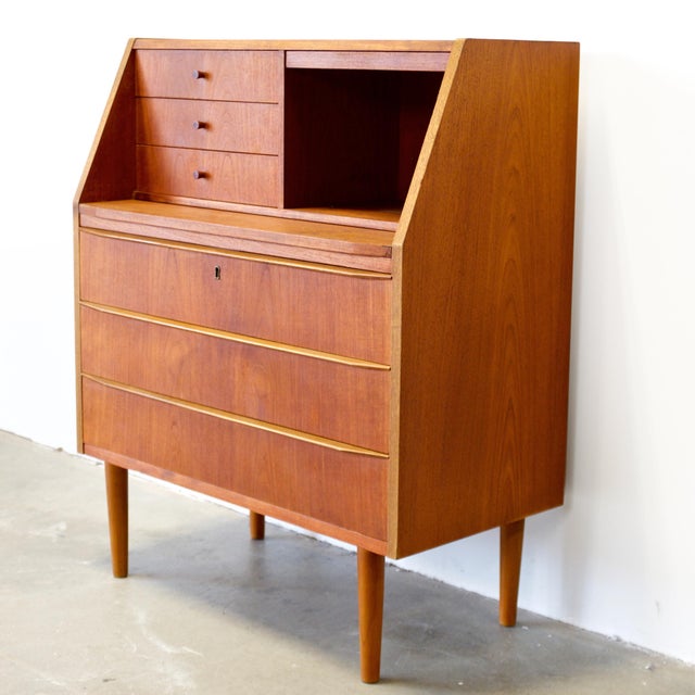1950s Danish Teak Secretary Desk With Hidden Vanity & Mirror For Sale In Boston - Image 6 of 11
