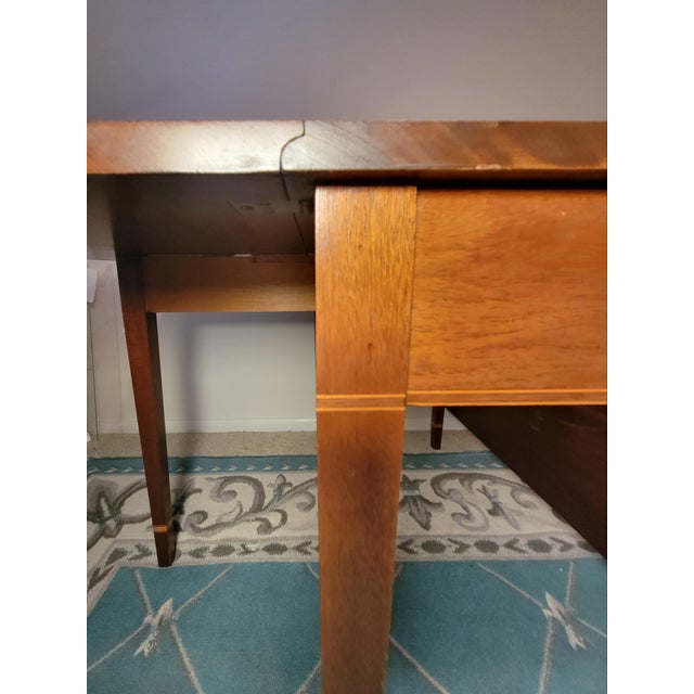 English 1920s English Mahogany and Satinwood Gate Leg Dining Table For Sale - Image 3 of 6