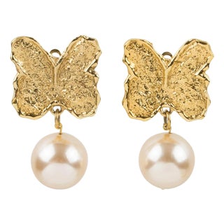 Guy Laroche Gilded Metal Butterfly Clip Earrings with Pink Pearl For Sale