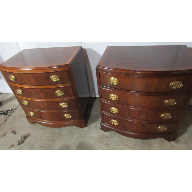 1980s 1980s Pair Thomasville Nightstands Mahogany Collection Bowfront Banded Chests For Sale - Image 5 of 10