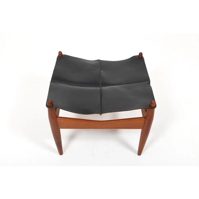 Illum Wikkelsø ottoman in teak and black leather. Model no.272. Produced in 1960s. Original leather. Very good vintage...