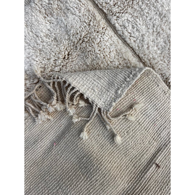 White Moroccan Beni Ouarain Wool Rug, 1990 For Sale - Image 8 of 10
