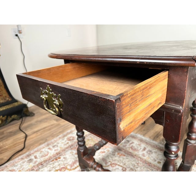 Brown Antique English William & Mary Walnut One Drawer Gateleg Dining Table C. Early 18th Century For Sale - Image 8 of 13