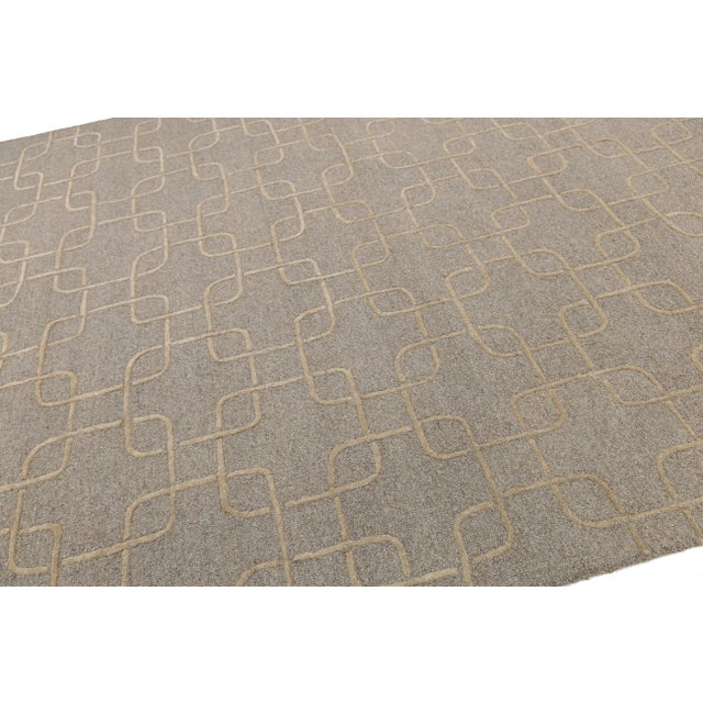 Modern Geometric Interlocking Links Modern Hand-Tufted Wool Rug – Earthy Taupe & Cream For Sale - Image 3 of 10