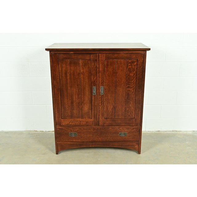 A beautiful Mission or Arts & Crafts media cabinet or armoire By L. & J.G. Stickley USA, Late 20th Century Solid quarter...