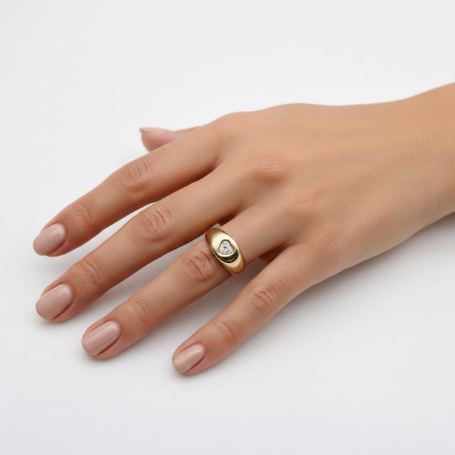 1990s 14k Gold Oval Signet Ring With Heart-Shaped Diamond, Size 6.5 For Sale - Image 11 of 11
