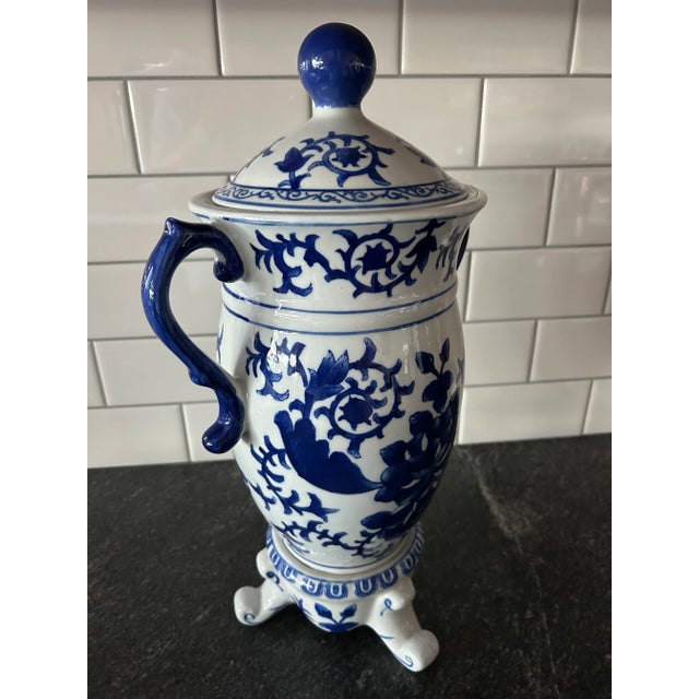 Vintage Bombay Chinoiserie Blue and White Ceramic Ginger Jar. Great condition