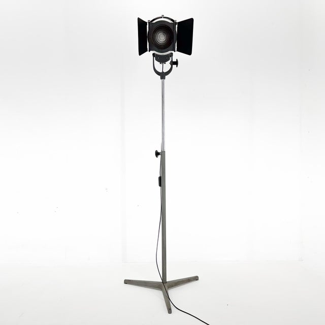 Metal floor lamp, produced in italy in the 1950's to 1960's. The light can be adjusted in direction (up-down). Bulb: 1 x e...