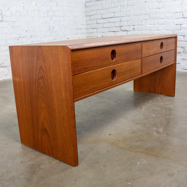 Late 20th Century Mid to Late 20th Century Scandinavian Modern Teak Low Chest Style of Kai Kristiansen For Sale - Image 5 of 18