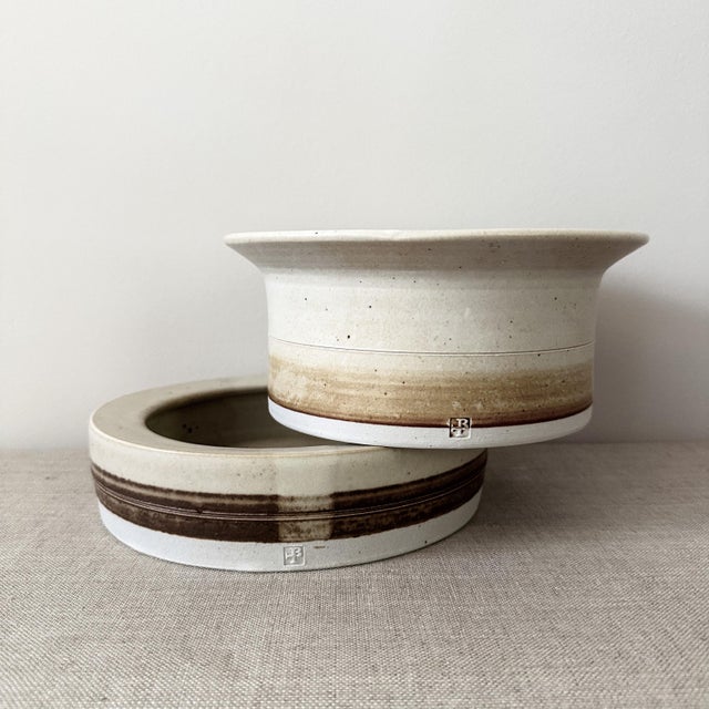 This set included 2 bowls, 21 x 9 cm and 22 x 5 cm