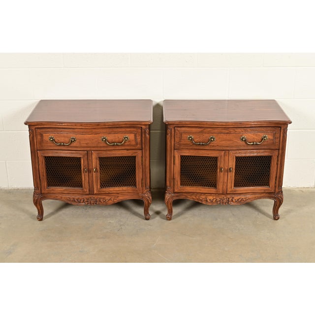 A gorgeous pair of French Provincial Louis XV style nightstands By Henredon, "Four Centuries" Collection USA, Circa 1970s...