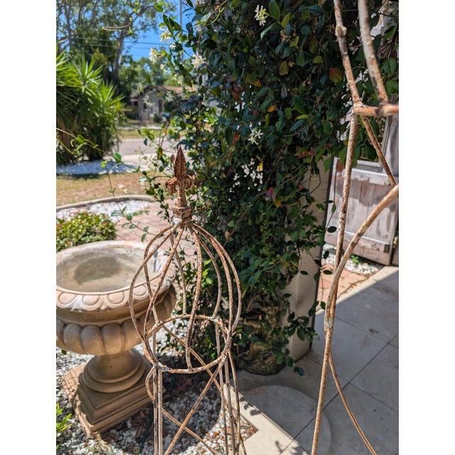 1900 - 1909 1900-1909 Garden Towers, 2 Pieces For Sale - Image 5 of 5