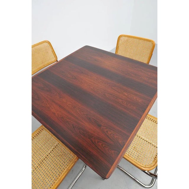 The table can be expanded to 198 cm with the two extracts.