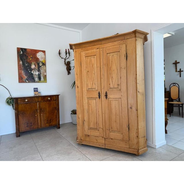 Original Baroque farmhouse cupboard, natural wood, from the Baroque period. Dimensions: Height x Width x Depth 190 x 142 x...