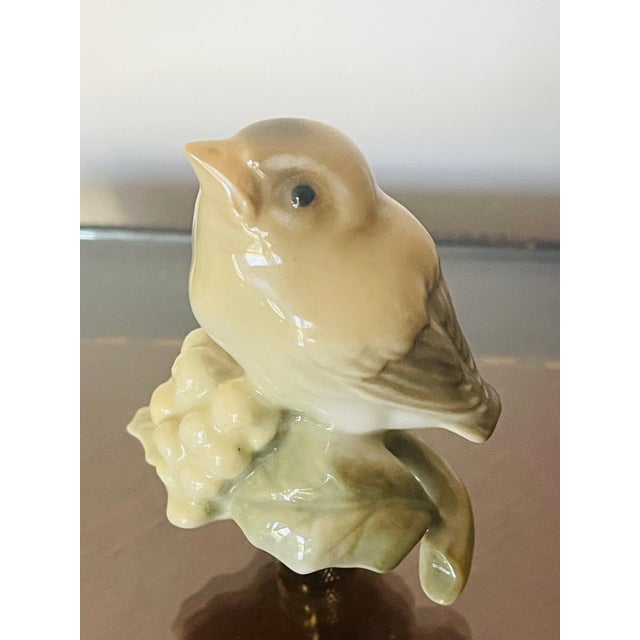 Shabby Chic Vintage 20th Century Capodimonte Porcelain Bird as Lamp Finial For Sale - Image 3 of 4