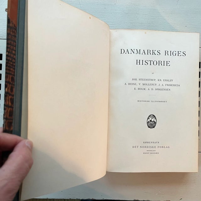 Fine Leather Bindings / Books - History of the Kingdom of Denmark - Danmarks Riges Historie - 6 Volumes For Sale In New York - Image 6 of 14