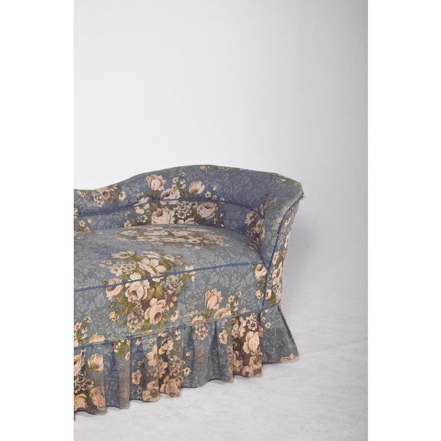 Chaiselongue in flowery blue fabric. with a wavy back, higher at one end and gently lowered at the other, it gives the...