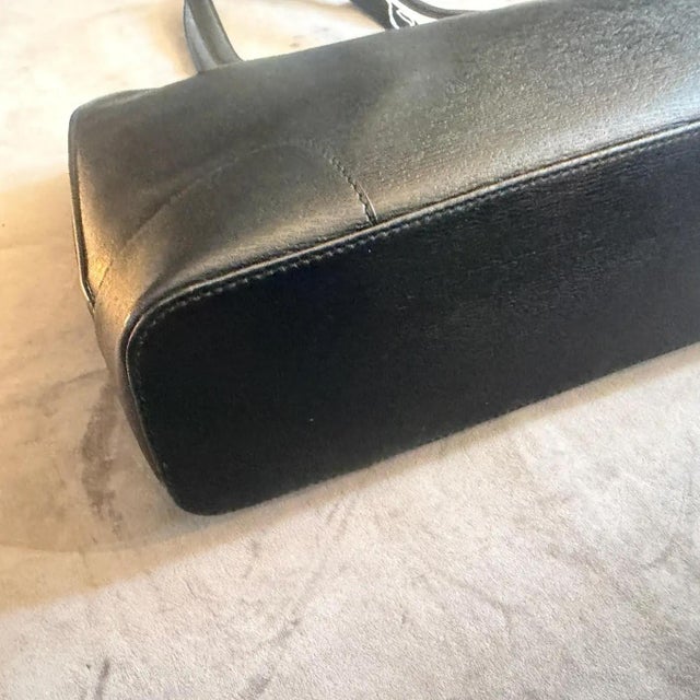 A 1990s Gucci Black Textured Leather and Brass Hardware Shoulder Bag For Sale - Image 6 of 14