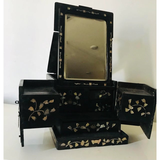 Chinese Qing Dynasty Mother of Pearl Shell Inlay Hardwood Jewelry Box With Shell For Sale In Miami - Image 6 of 10