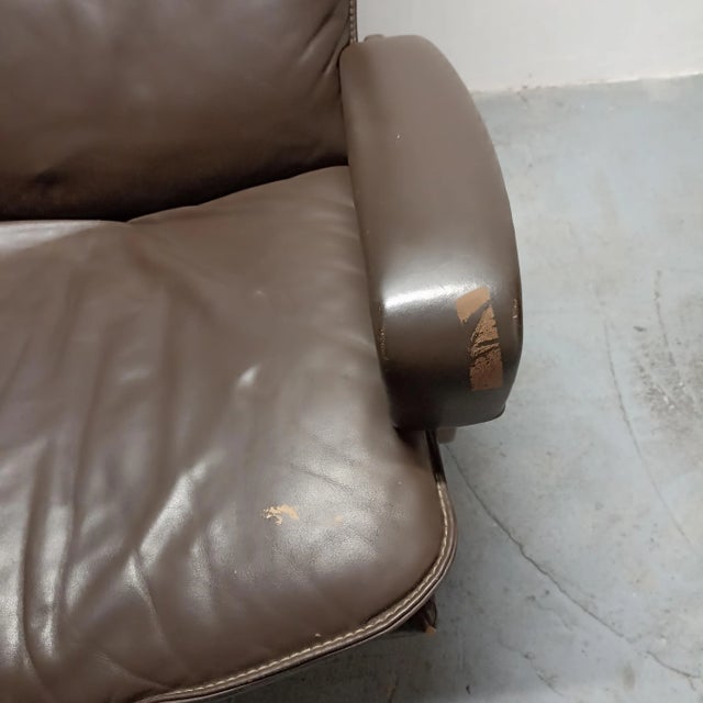 This King leather swivel armchair, designed by Andre Vanderbeuck for the Swiss company Strassle, dates from the 1970s. It...