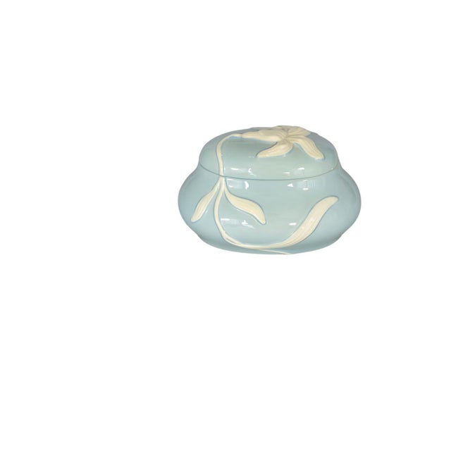 Mid-Century Modern Posy Vase and Lidded Bowl with Applied White Relief Flowers from Seyei Fine China, Japan, 1970, Set of 2 For Sale - Image 3 of 10