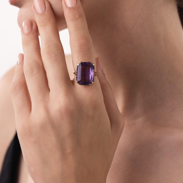 1970s Vintage 10.80 Carat Amethyst 10k Yellow Gold Ring, Size 7.25 For Sale - Image 5 of 6