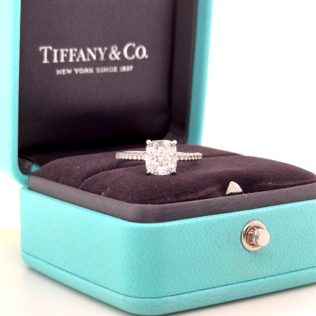 Diamond cut: Novo Modified Cushion Carat: 2.02 carats Color: G Clarity: VVS2 Inscription: T&Co. W071XXXX Side Diamonds...