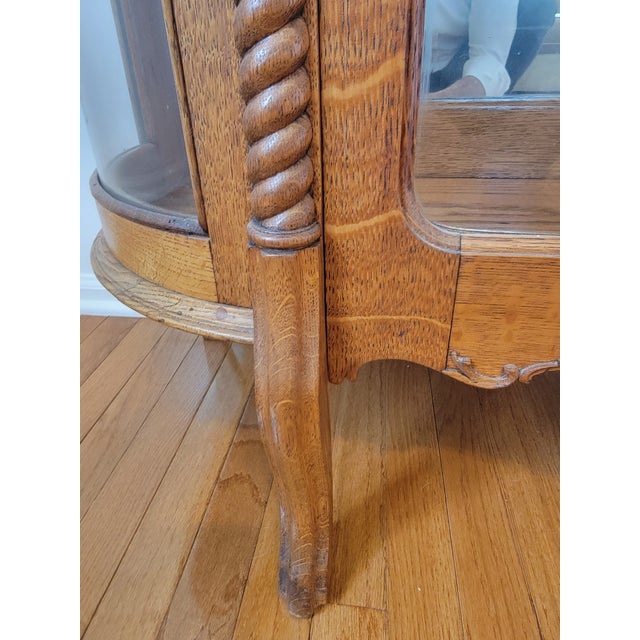 Antique Quarter-Sawn Oak Curved Glass China Cabinet, C. 1910 For Sale - Image 12 of 18