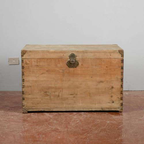 Rectangular Trunk in Wood and Metal For Sale - Image 9 of 9