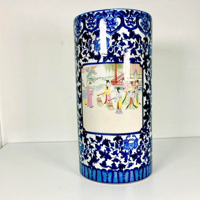 Chinoiserie Antique Chinoiserie Hollywood Regency Flow Blue Porcelain Umbrella Stand. For Sale - Image 3 of 13