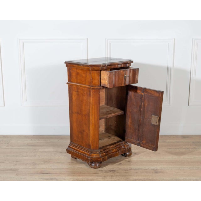 Elegant Venetian Urn-Shaped Bedside Cabinet with Kneeler, Mid-18th Century For Sale In Atlanta - Image 6 of 11