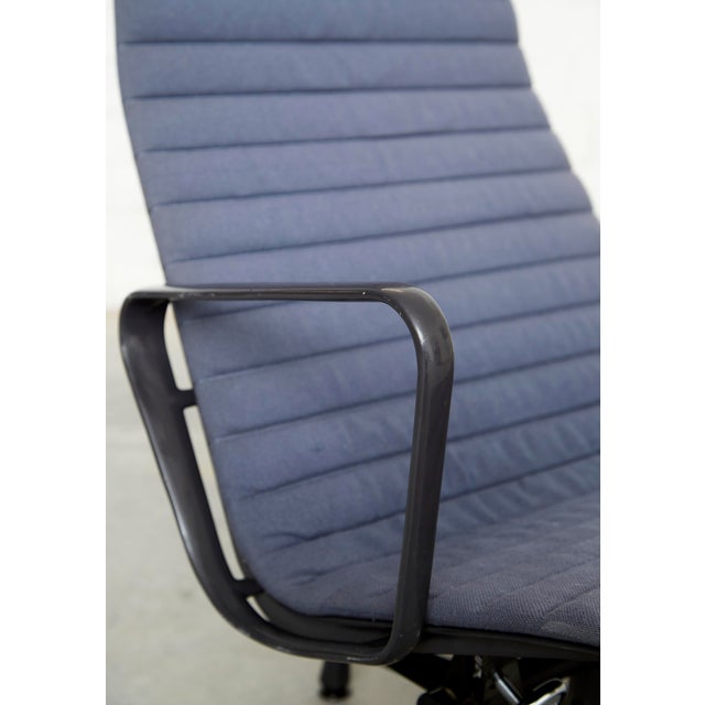 Vitra EA124 Chair and EA125 Ottoman by Charles & Ray Eames for Vitra/Herman Miller, 1980s, Set of 2 For Sale - Image 4 of 18