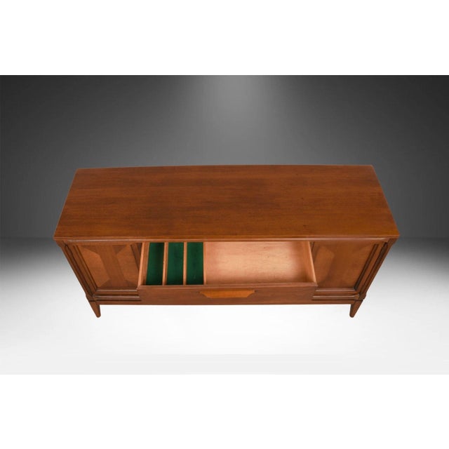 Beautiful Mid-Century Modern Bassett credenza, dresser circa 1960’s. Featuring a beautifully grained walnut rectangle top...