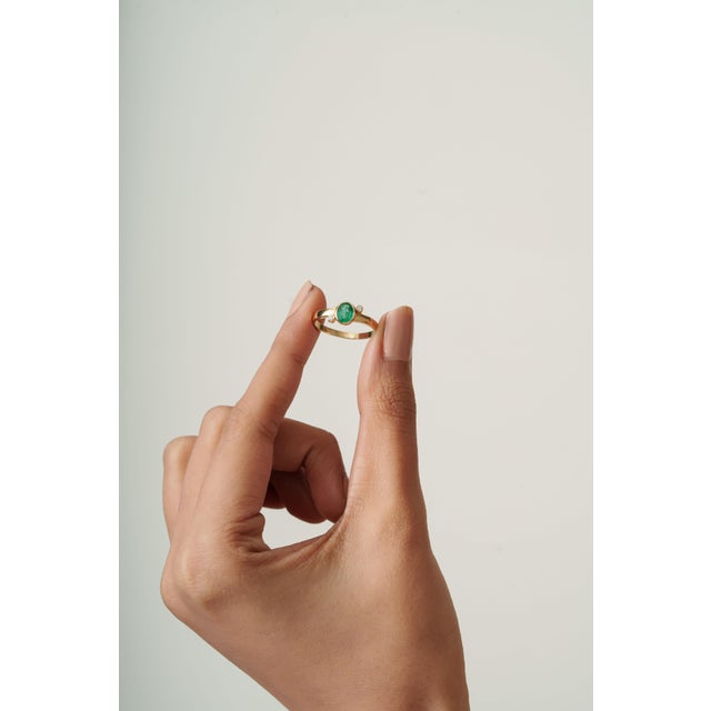 14k Yellow Gold Oval Natural Emerald & Diamond Bezel-Set Ring Size 9 for Women For Sale In New York - Image 6 of 13