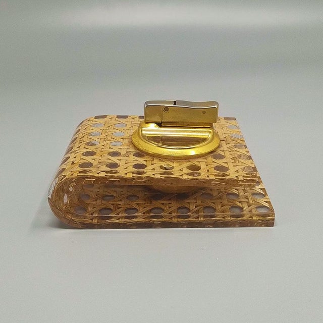 1970 Stunning table lighter and ashtray in Vienna straw and acrylic glass by Geolel. Made in italy. The item is in...