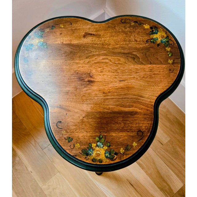 Antique Abernathy Furniture Hand-Painted Clover Shaped Accent Table – Kansas City, Mo For Sale - Image 4 of 10