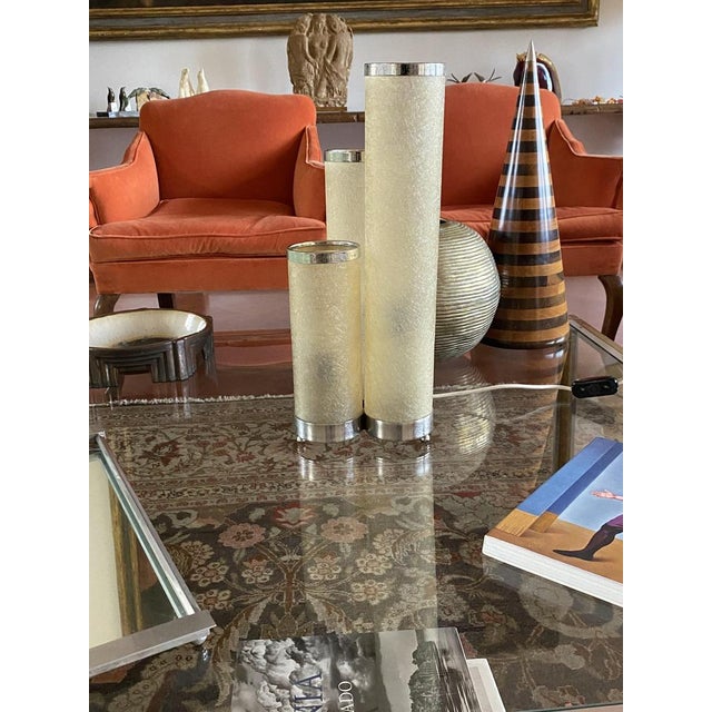 Mid-Century Modern Hollywood Regency Fiberglass and Brass Table Lamp, Italy, 1970s For Sale - Image 3 of 18