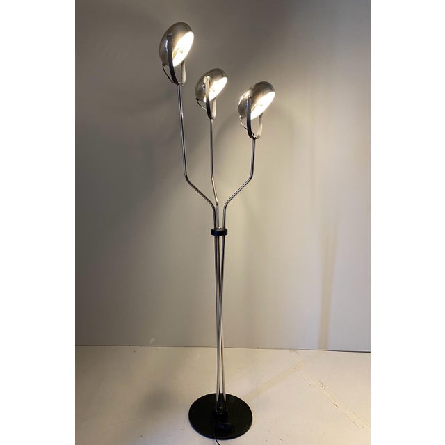 Vintage chromed floor lamp manufactured in Italy in the 1960s from Reggiani. Three adjustable lights spots and steel base....