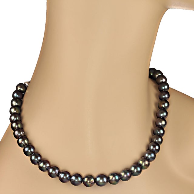 Traditional Iridescent Deep Blue/Green 10mm Pearl Necklace For Sale - Image 3 of 6