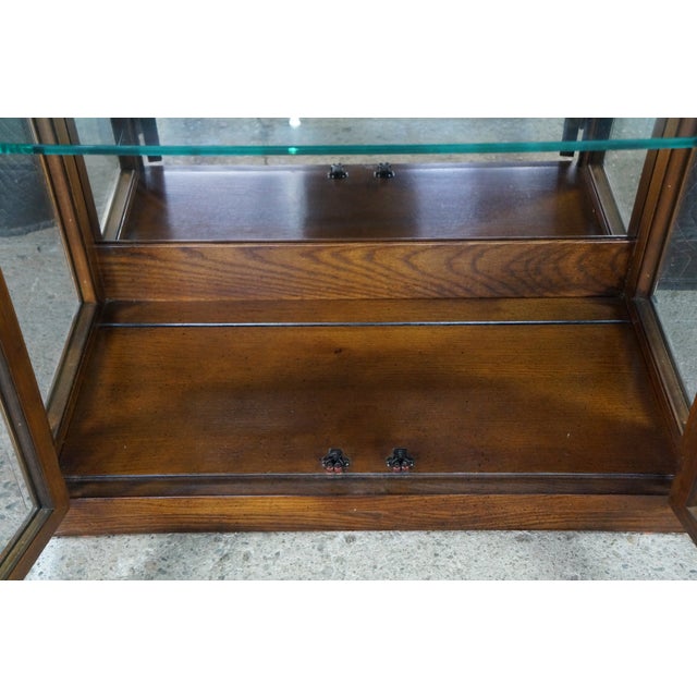 Mid Century Henredon Scene One Oak Campaign Curio Display Cabinet Vitrine 1979 For Sale - Image 14 of 18
