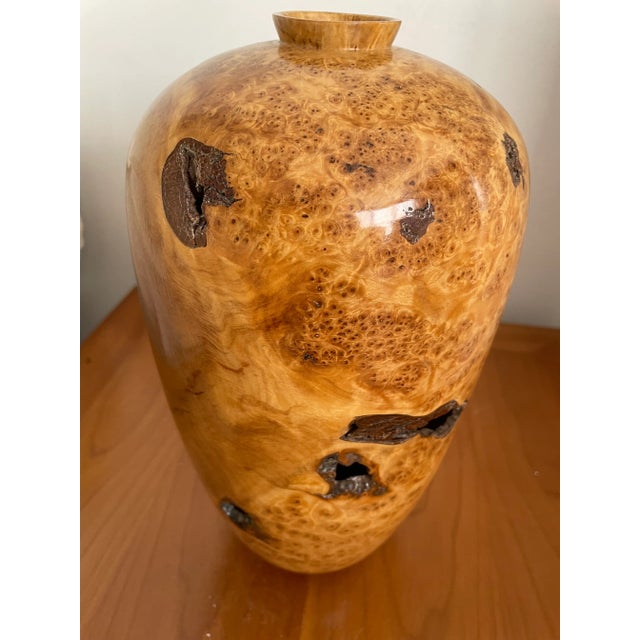 This exceptional contemporary piece of wood turner craftsmanship, in excellent condition, displays lovely variegated brown...