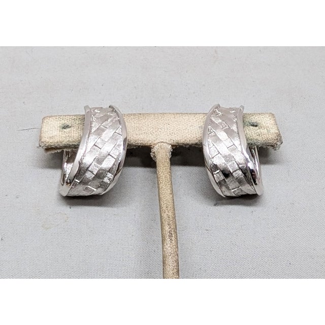 Vintage 1962 Signed Trifari Ad Piece Rhodium Plated "Woven" Ribbon Clip Earrings-2 Pieces For Sale In Philadelphia - Image 6 of 8