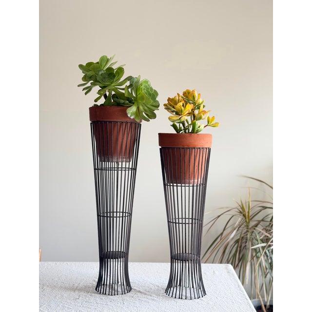 Arthur Umanoff Pair of MCM Mid Century Modern Sculptural Vintage Atomic Modern Black Wire Plant Stands in the Style of Arthur Umanoff Indoor Outdoor For Sale - Image 4 of 12